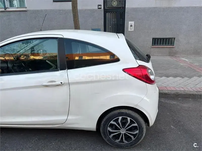Usado Ford Ka Trend 69 CV (50 kW) 2016 Blanco Berlina
