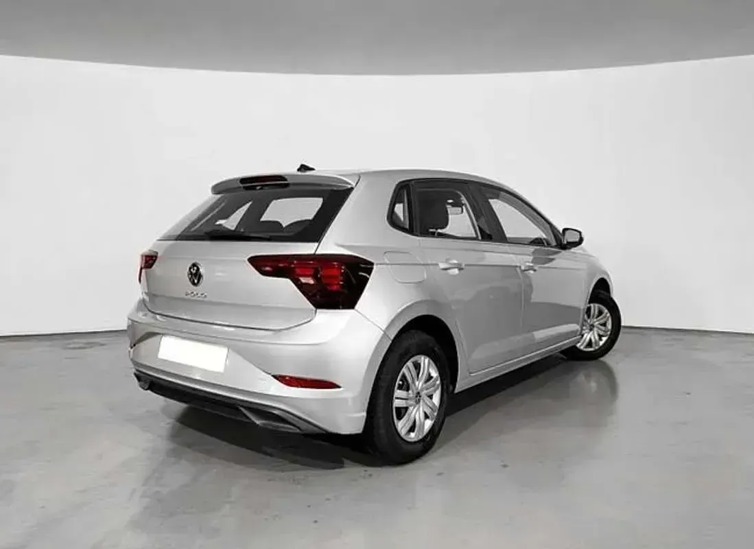Usado VW Polo Trendline 95 CV (69 kW) 2022 Plateado Utilitario