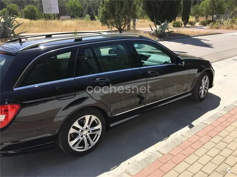 Usado Mercedes C200 136 CV (100 kW) 2013 Negro Familiar