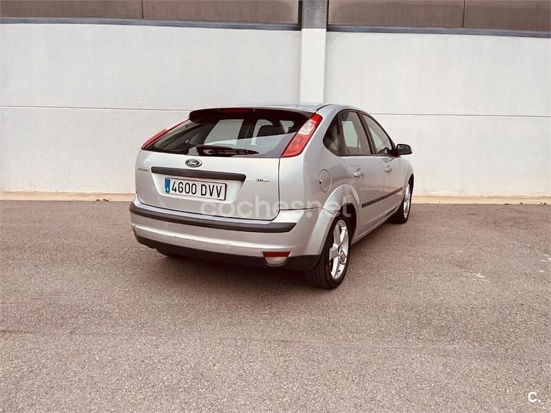 Usado Ford Focus Trend 115 CV (84 kW) 2006 Gris / plata Berlina