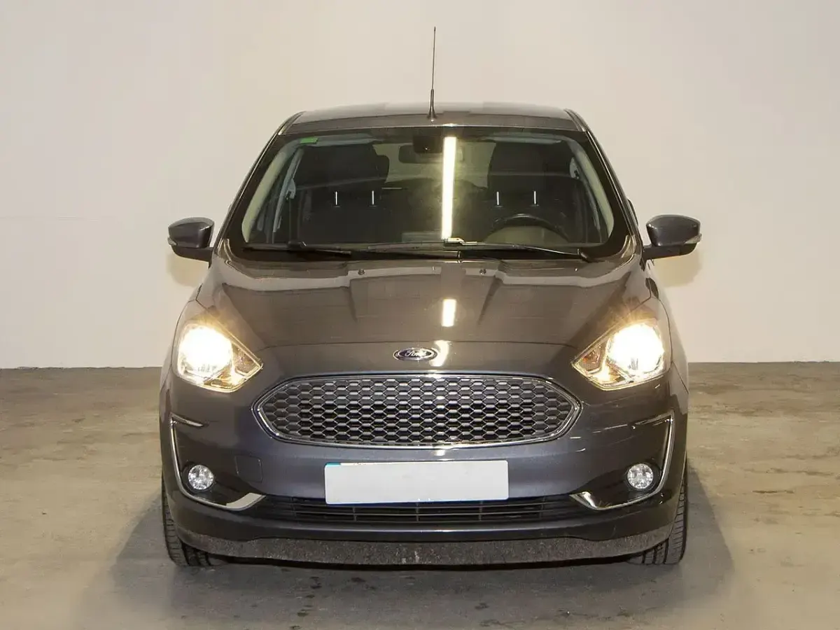 Usado Ford Ka Ultimate 85 CV (62 kW) 2019 Gris Utilitario
