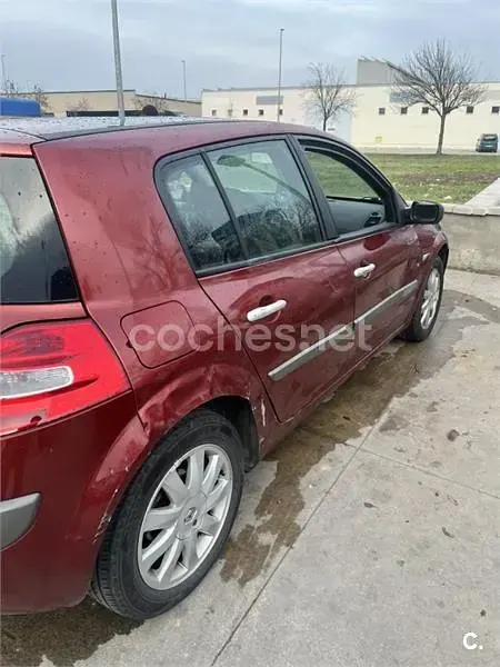 Usado Renault Mégane Dynamique 130 CV (95 kW) 2008 Granate Berlina
