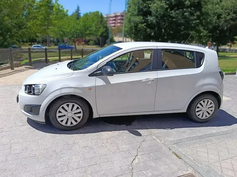 Usado Chevrolet Aveo LT 86 CV (63 kW) 2013 Blanco Berlina
