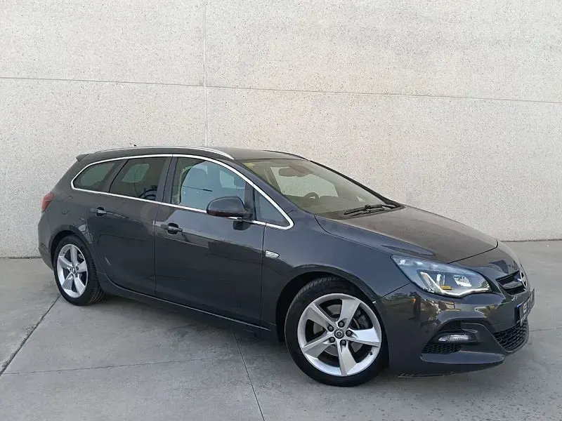 Usado Opel Astra 195 CV (143 kW) 2015 Gris / plata Familiar