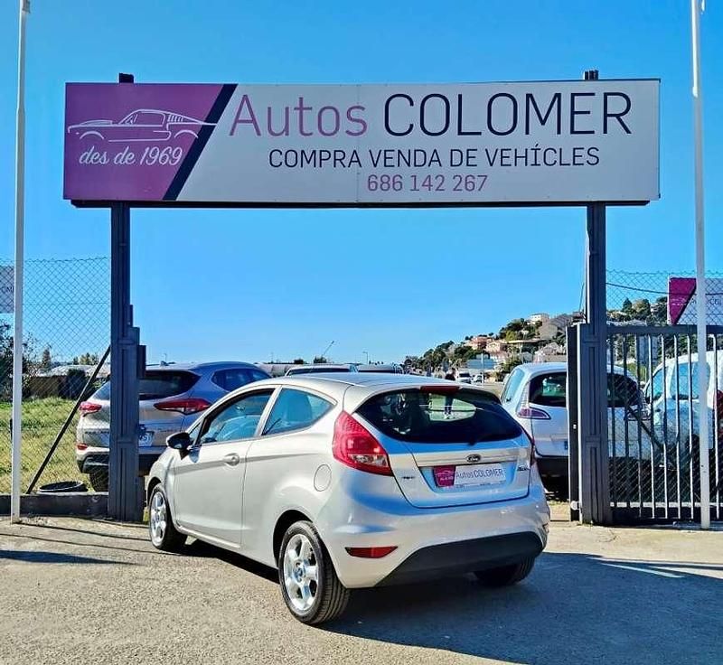 Usado Ford Fiesta Ambiente 68 CV (50 kW) 2009 Gris Utilitario