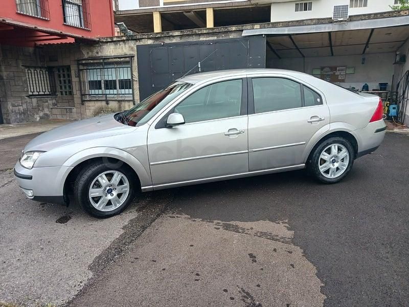 Usado Ford Mondeo Ghia 130 CV (95 kW) 2005 Gris / plata Berlina