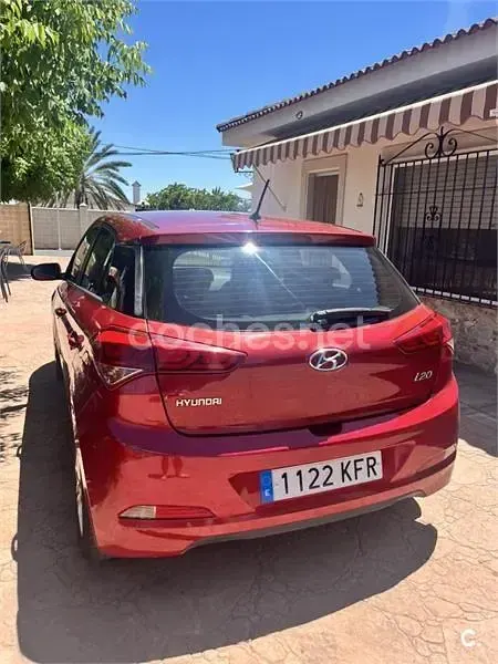 Usado Hyundai i20 84 CV (61 kW) 2017 Rojo Berlina
