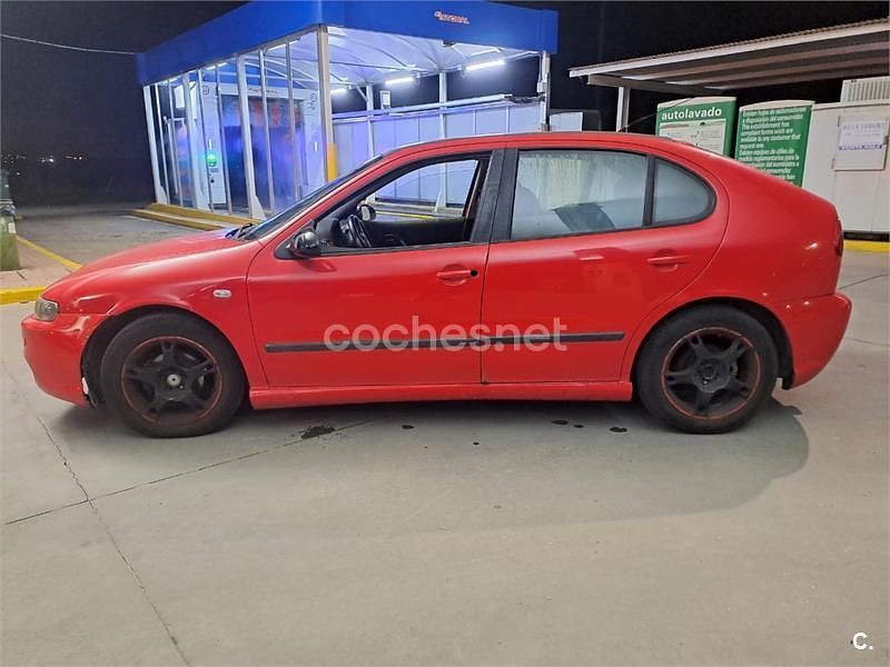 Usado Seat Leon Sport 105 CV (77 kW) 2003 Rojo Berlina