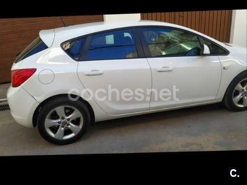 Usado Opel Astra Enjoy 110 CV (80 kW) 2012 Blanco Berlina