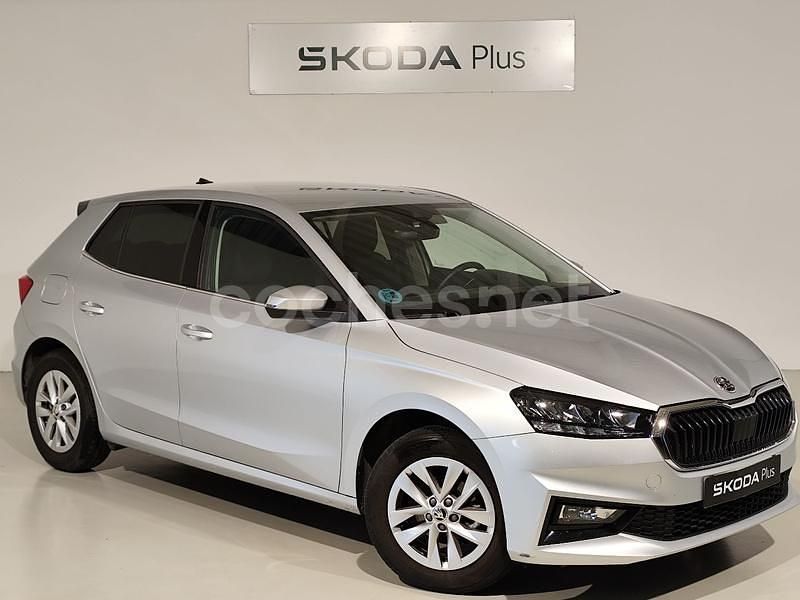 Gris / plata Usado 2024 Skoda Fabia Selection Berlina | 17.900 € (Buen precio) - Imagen 1/4