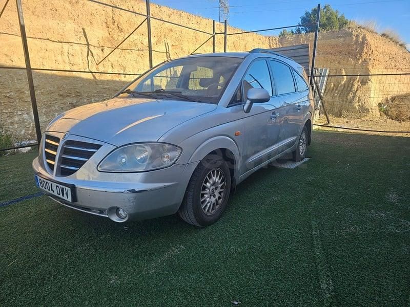 Usado Ssangyong (KGM) Rodius 165 CV (121 kW) 2007 Gris / plata Monovolumen