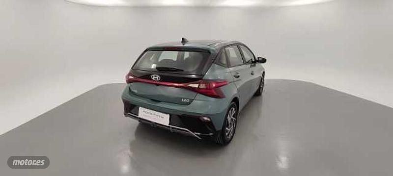 Usado Hyundai i20 84 CV (61 kW) 2024 Verde Berlina