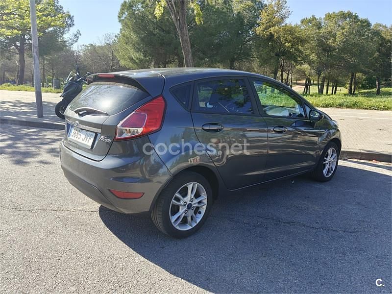 Usado Ford Fiesta Titanium 100 HP (73 kW) 2016 Cinzento Sedan