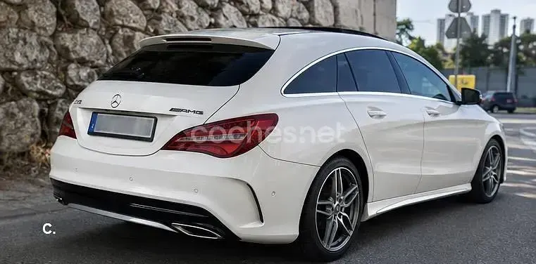 Usado Mercedes CLA220 Shooting Brake AMG line 177 CV (130 kW) 2016 Blanco Familiar