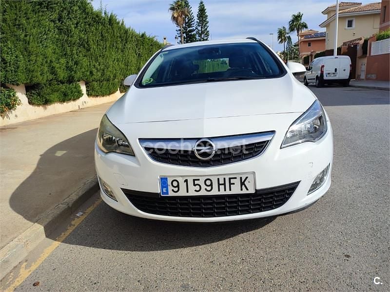 Usado Opel Astra Edition 110 CV (80 kW) 2011 Blanco Familiar