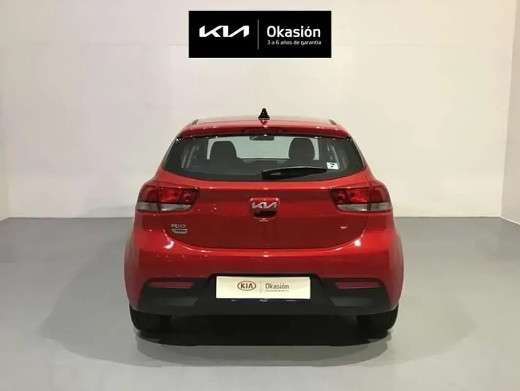 Usado Kia Rio 120 CV (88 kW) 2022 Rojo Berlina