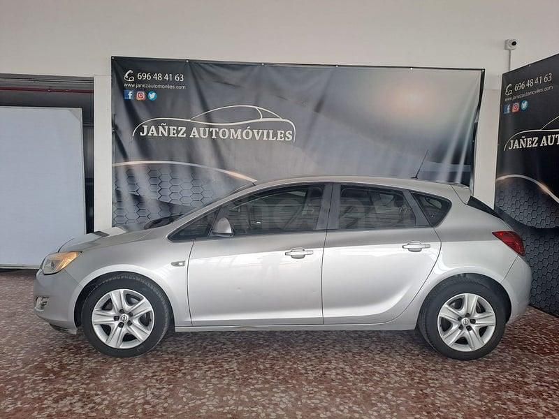 Usado Opel Astra Edition 110 CV (80 kW) 2012 Gris / plata Berlina