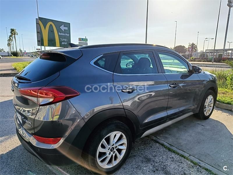 Usado Hyundai Tucson Style 141 CV (103 kW) 2018 Gris / plata SUV