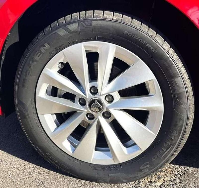 Usado Skoda Scala Ambition 116 CV (85 kW) 2023 Rojo Utilitario