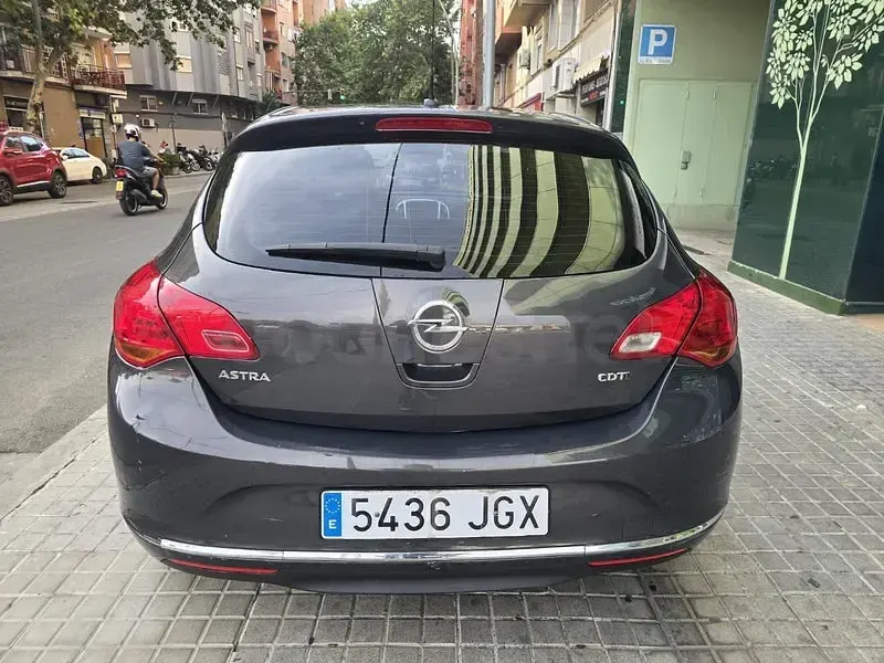 Usado Opel Astra Selective 110 CV (80 kW) 2015 Gris / plata Berlina