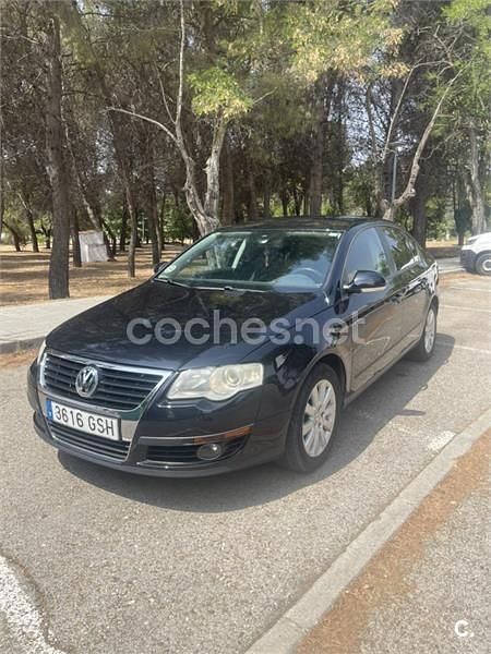 Negro Usado 2010 VW Passat Advance Berlina | 5499 € (Precio justo) - Imagen 1/4