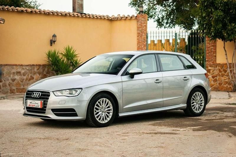 Usado Audi A3 Attraction 110 CV (80 kW) 2016 Gris / plata Berlina