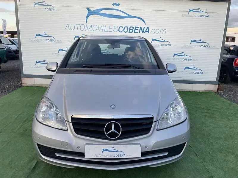 Usado Mercedes A180 Style 109 CV (80 kW) 2012 Gris / plata Berlina