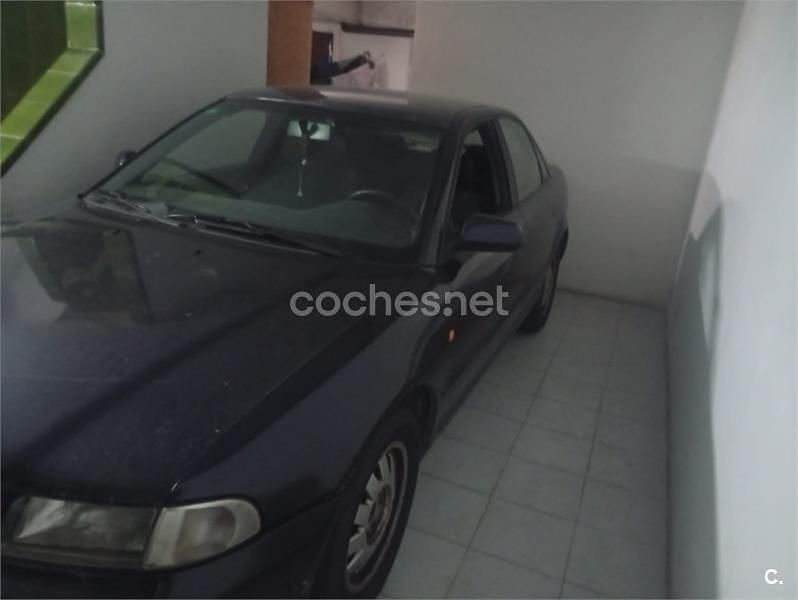 Usado Audi A4 110 CV (80 kW) 1999 Azul Berlina