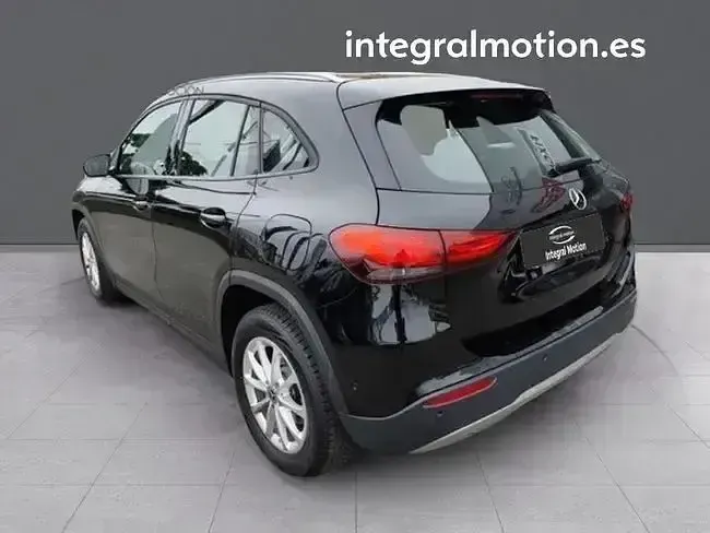 Usado Mercedes GLA180 136 CV (100 kW) 2021 Negro SUV