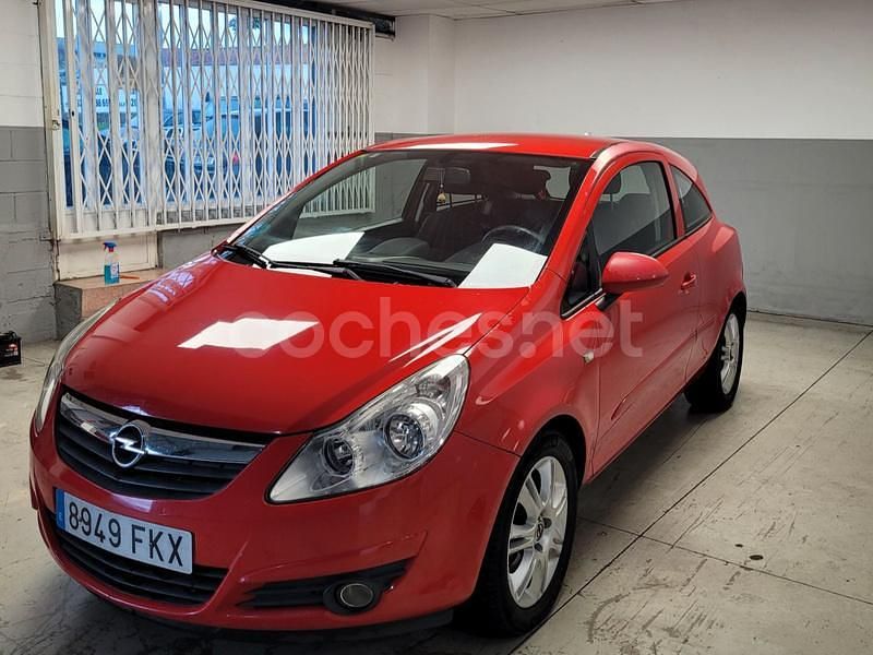 Rojo Usado 2007 Opel Corsa Enjoy Berlina | 2500 € (Precio justo) - Imagen 1/4