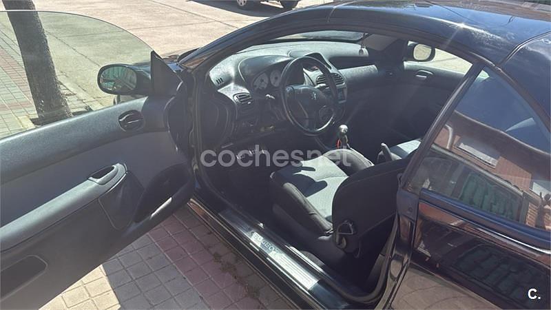 Negro Usado 2002 Peugeot 206 Descapotable | 2000 € (Buen precio) - Imagen 1/3