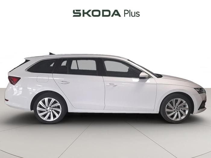 Usado Skoda Octavia Selection 204 CV (150 kW) 2024 Blanco Familiar