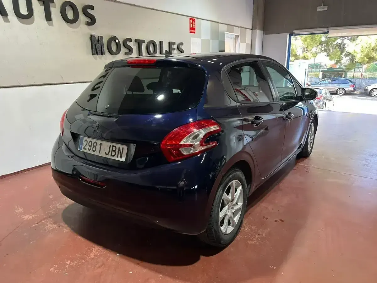 Usado Peugeot 208 Allure 92 CV (67 kW) 2014 Azul Utilitario