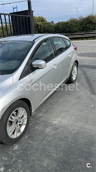 Usado Ford Focus Trend 115 CV (84 kW) 2013 Gris / plata Berlina