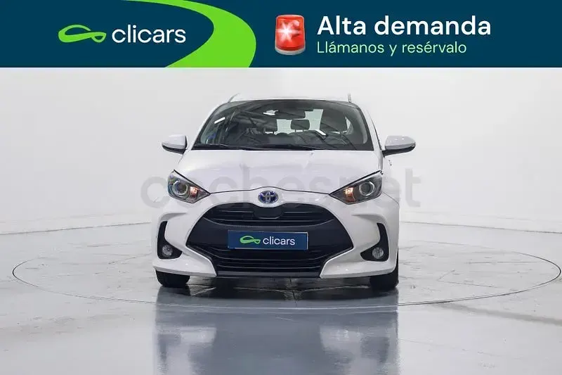 Usado Toyota Yaris Hybrid Active 116 CV (85 kW) 2022 Blanco Berlina