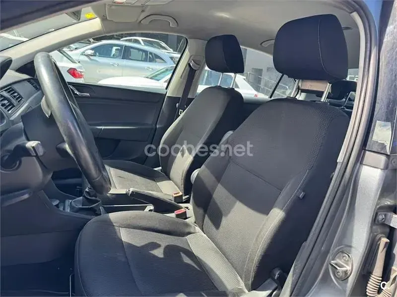 Usado Skoda Rapid Active 105 CV (77 kW) 2014 Gris / plata Utilitario