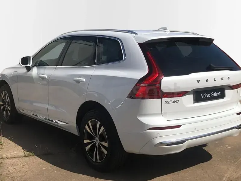 Usado Volvo XC60 Core 350 CV (257 kW) 2023 Blanco SUV