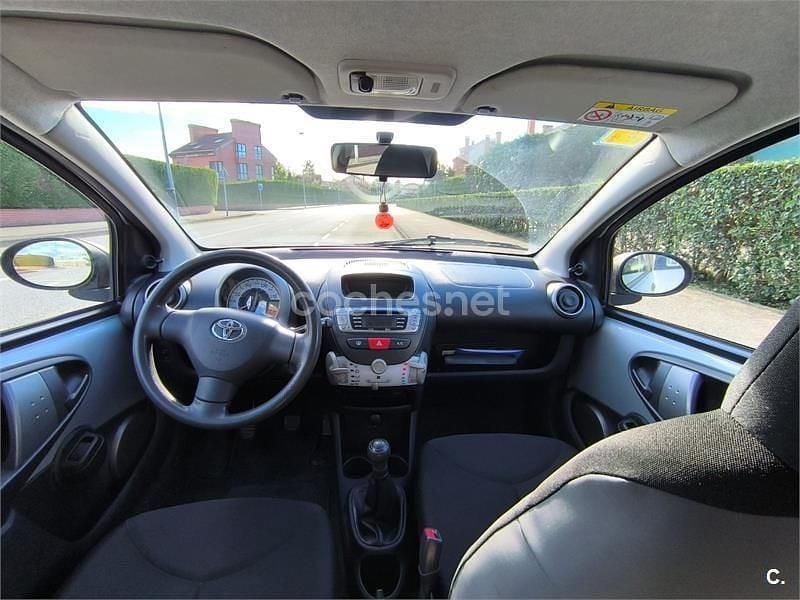 Usado Toyota Aygo Live 68 CV (50 kW) 2013 Gris / plata Utilitario