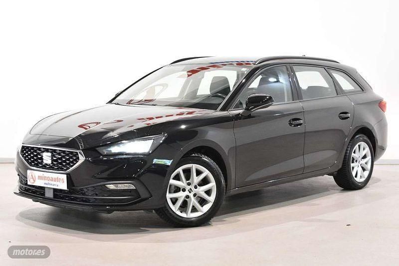 Usado Seat Leon Style 110 CV (80 kW) 2022 Negro Familiar