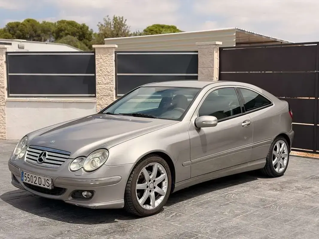 Usado Mercedes C220 Classic 150 CV (110 kW) 2005 Negro Coupe