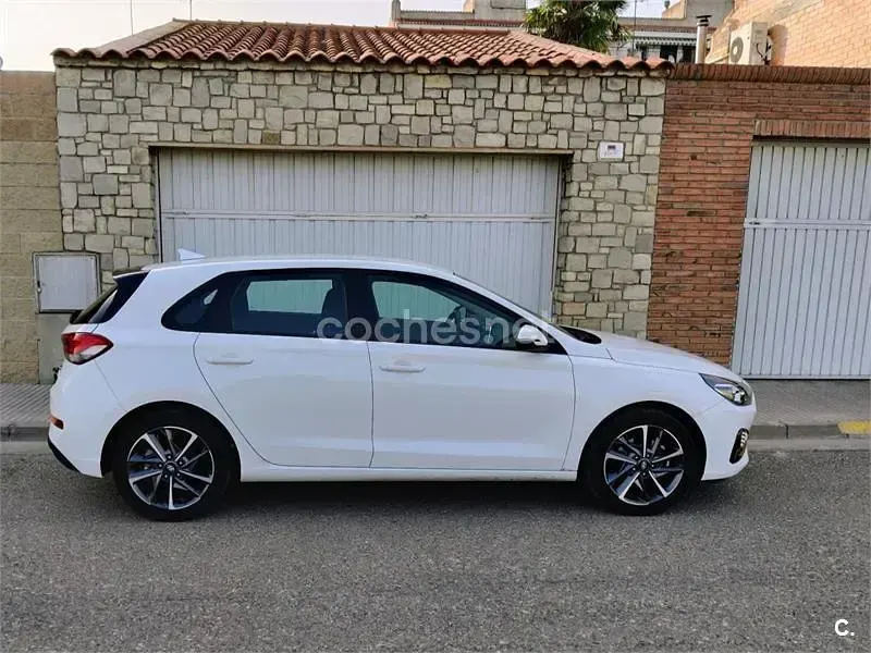 Usado Hyundai i30 110 CV (80 kW) 2022 Blanco Berlina