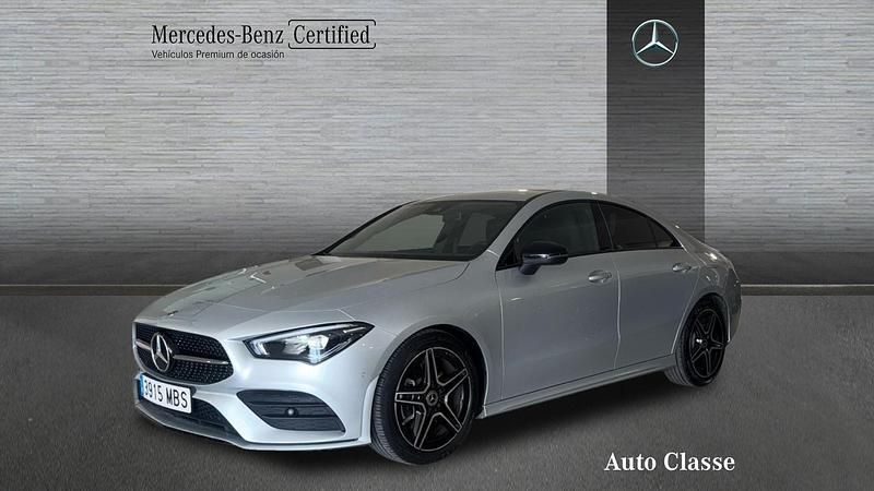 Gris Usado 2022 Mercedes CLA200 AMG line Berlina | 40.900 € (Un poco caro) - Imagen 1/4