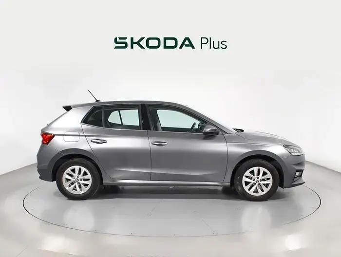 Usado Skoda Fabia Ambition 95 CV (69 kW) 2023 Gris Utilitario