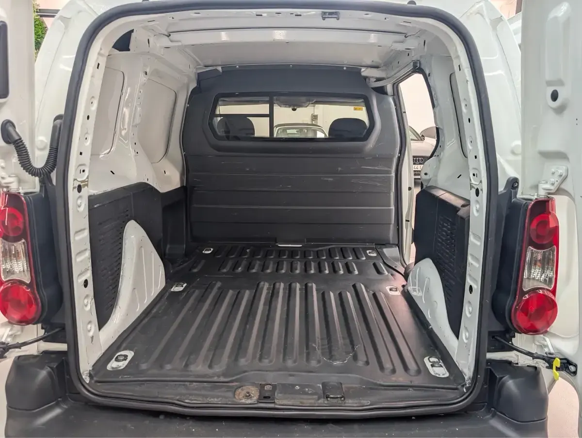 Usado Peugeot Partner 99 CV (72 kW) 2019 Blanco Monovolumen