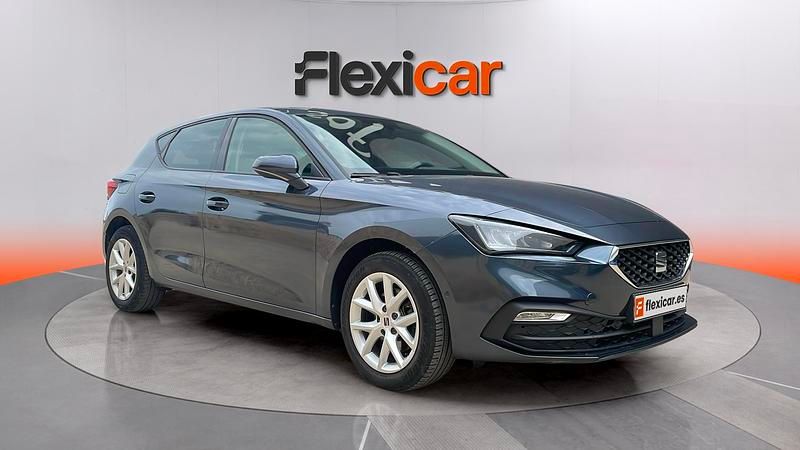 Używany Seat Leon Style 131 KM (96 kW) 2023 Szary Sedan/Limuzyna