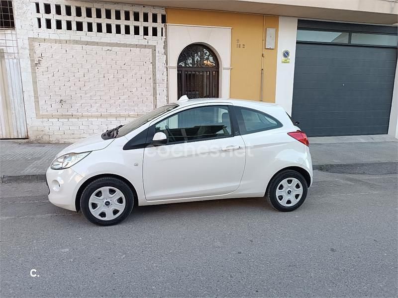 Usado Ford Ka 69 CV (50 kW) 2014 Blanco Berlina
