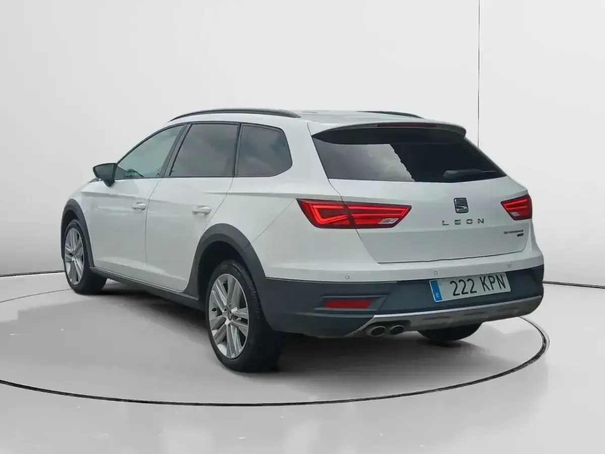 Usado Seat Leon 4Drive 150 CV (110 kW) 2018 Blanco Familiar