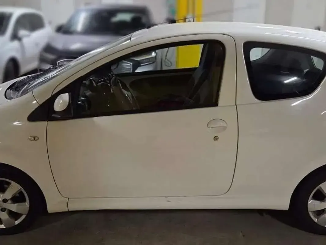 Usado Toyota Aygo Live 68 CV (50 kW) 2012 Blanco Utilitario