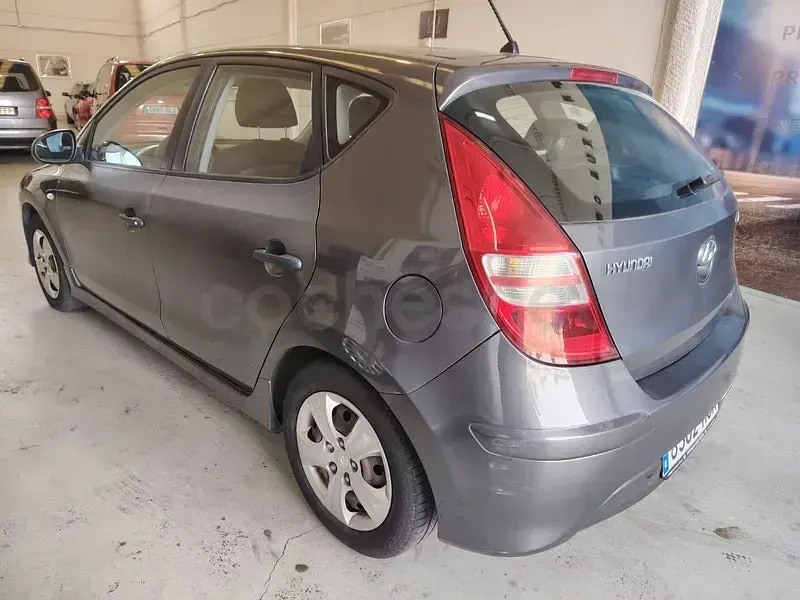 Usado Hyundai i30 Classic 90 HP (66 kW) 2011 Cinzento Sedan