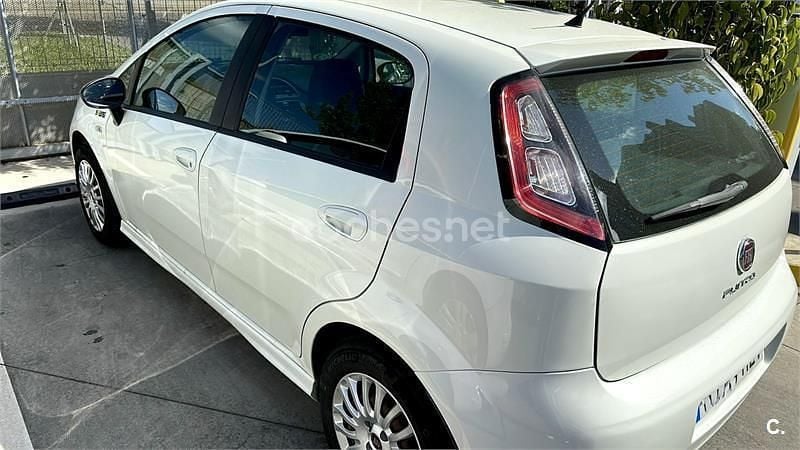 Usado Fiat Punto Young 69 CV (50 kW) 2014 Blanco Berlina